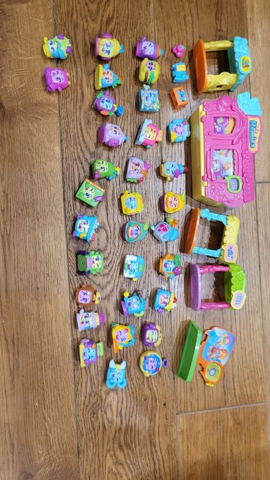 Figurki Moji Pops + 5 budek firmy Magicbox