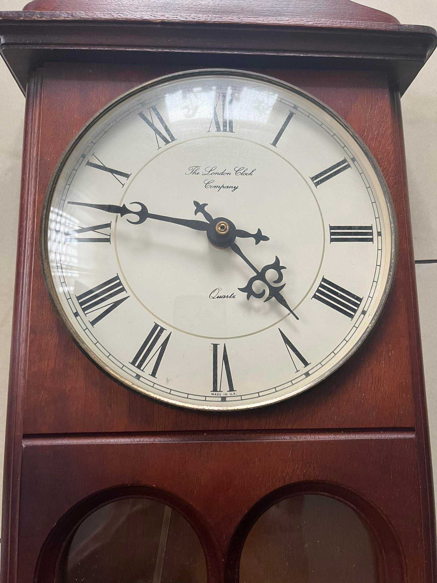 Stary drewniany zegar wiszący z wahadłem