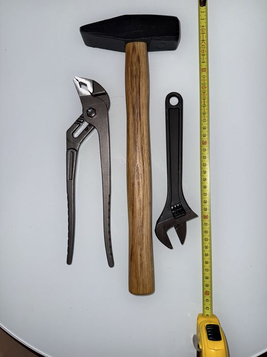 Narzędzia, młotek, klucze, nowe