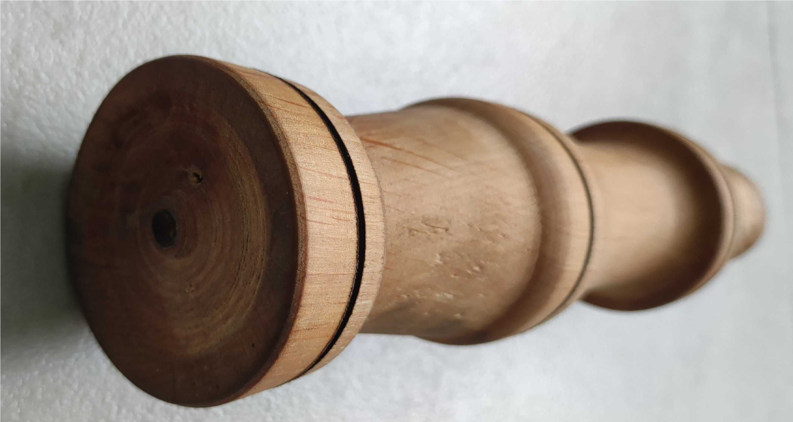 Świecznik wykonany z drewna olchowego - wysokość 21,5 cm