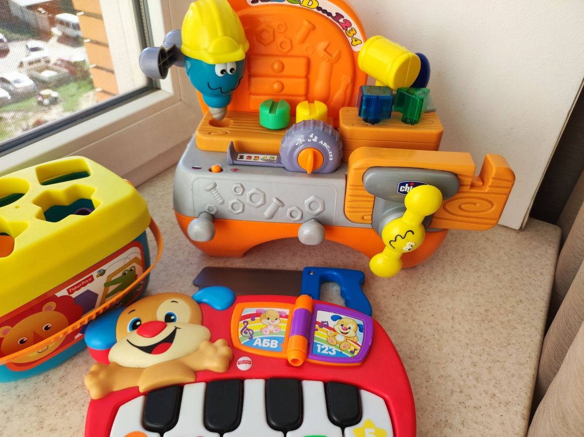 Іграшки Chicco Fisher price столяр плотник піаніно сортер