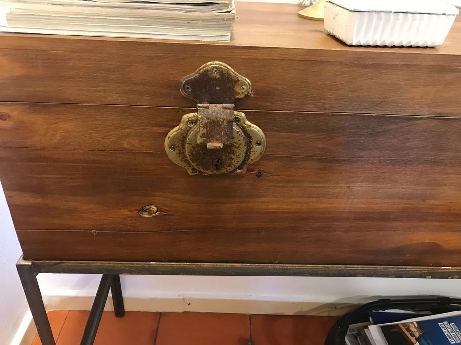 Móvel madeira com pernas ferro