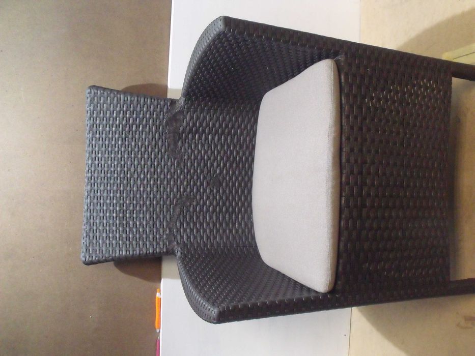 Krzesło fotel ogrodowy KETER brązowy z poduszką struktura rattanowa