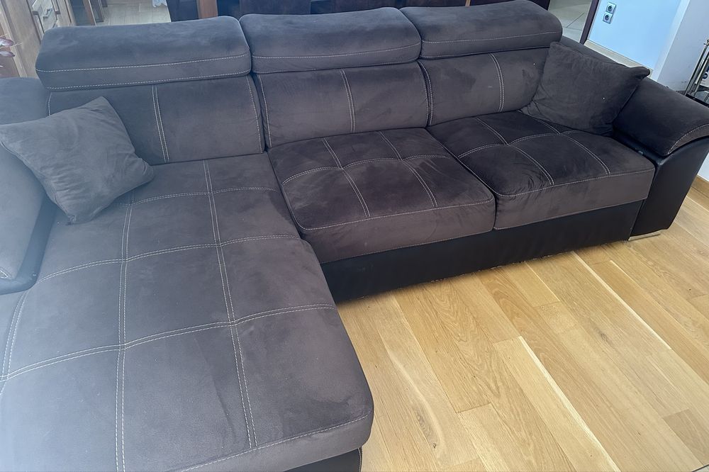 Narożnik z funkcją spania z pufą