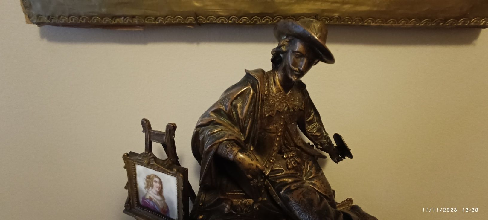 Relógios e estatuetas