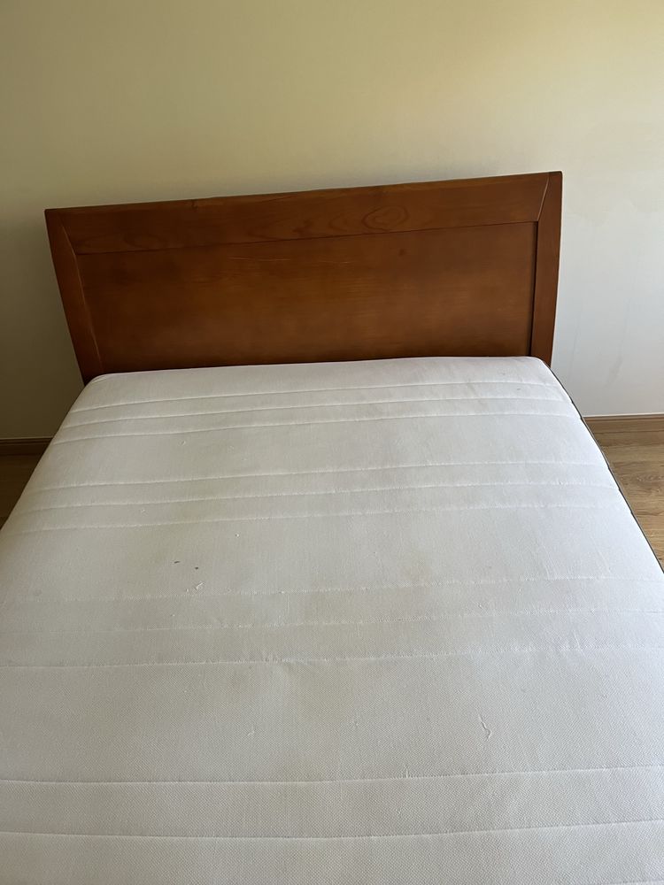 Cama casal em madeira