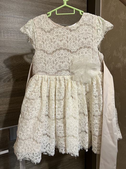 Нарядна сукня плаття на 3 роки в паєтках бежевий колір