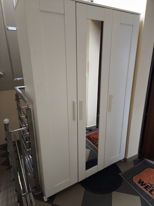 Oddam za darmo szafę Ikea - lekkie wady na zdjęciu