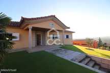 Moradia T4 com terreno envolvente, garagem para ampla com vistas para