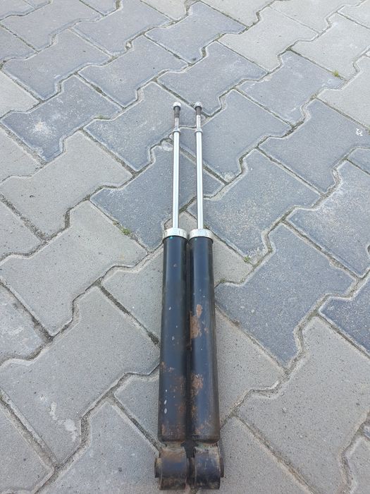 Стійка амортизатора міцубісі грандіс права