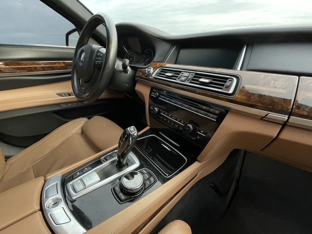 BMW 750 рестайл 2014года СРОЧНО!