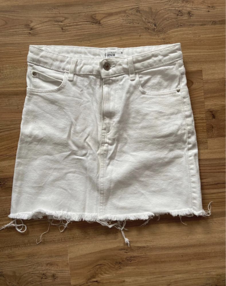 Biała spódniczka jeansowa