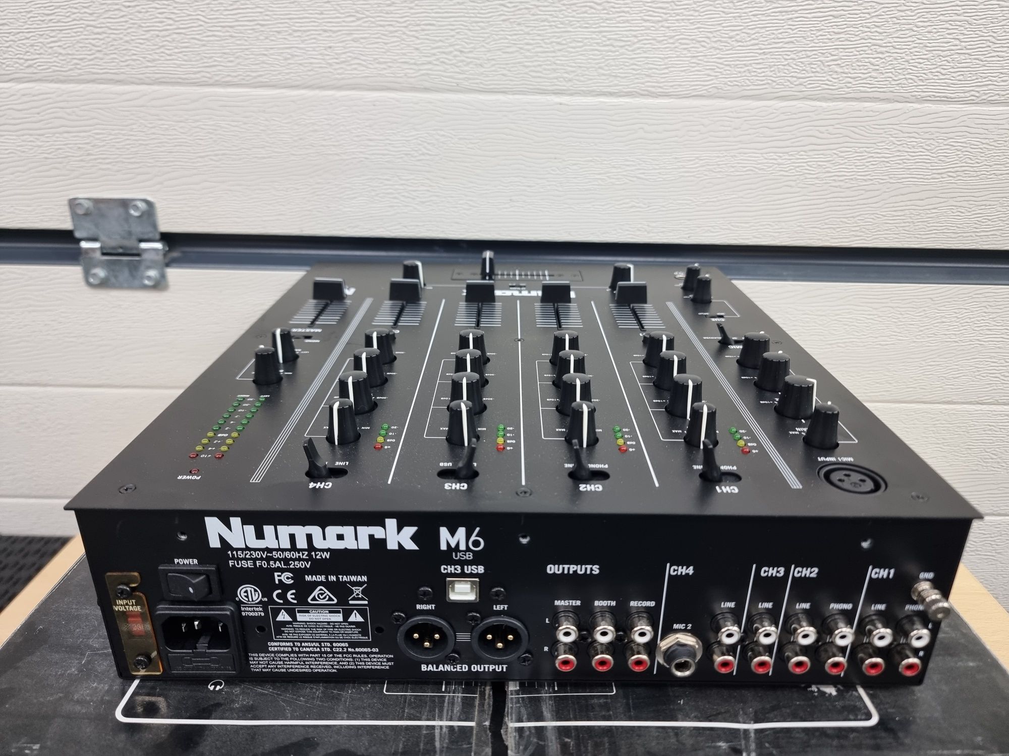 Mixer numark m6 usb uszkodzony nie włącza się okazja ładny