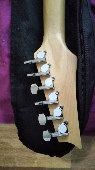 Электрогитара формы суперстрат