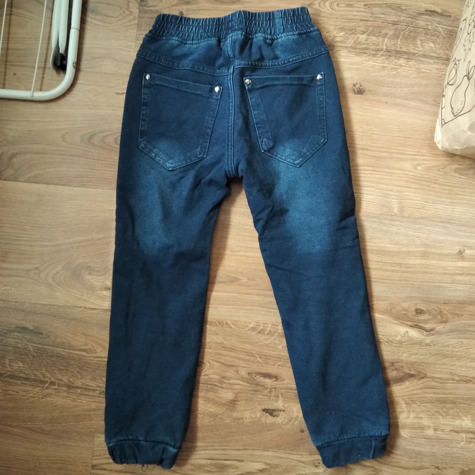 Spodnie miękki jeans ocieplane misiem r.128