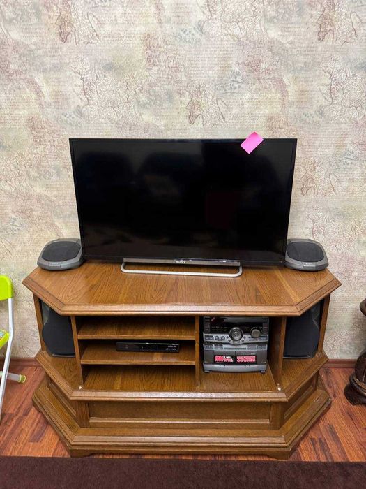Тумба під телевізор з натурального дерева