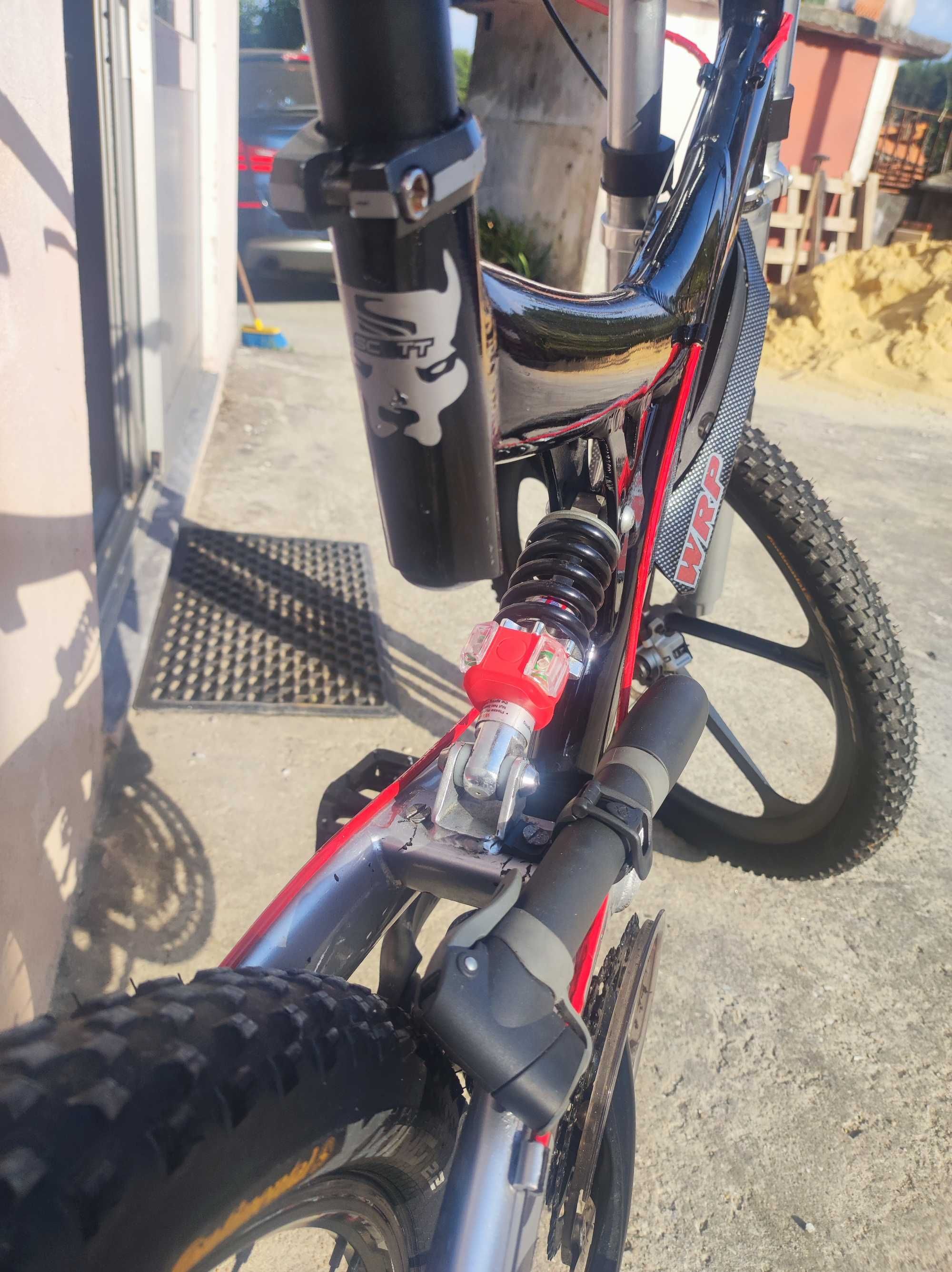 Bicicleta BTT downhill