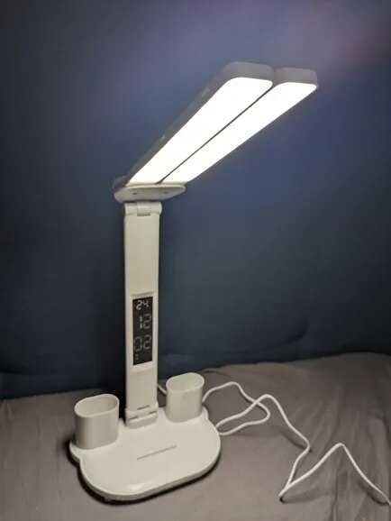 Настольная LED лампа со встроенными часами и подстаканниками для ручек