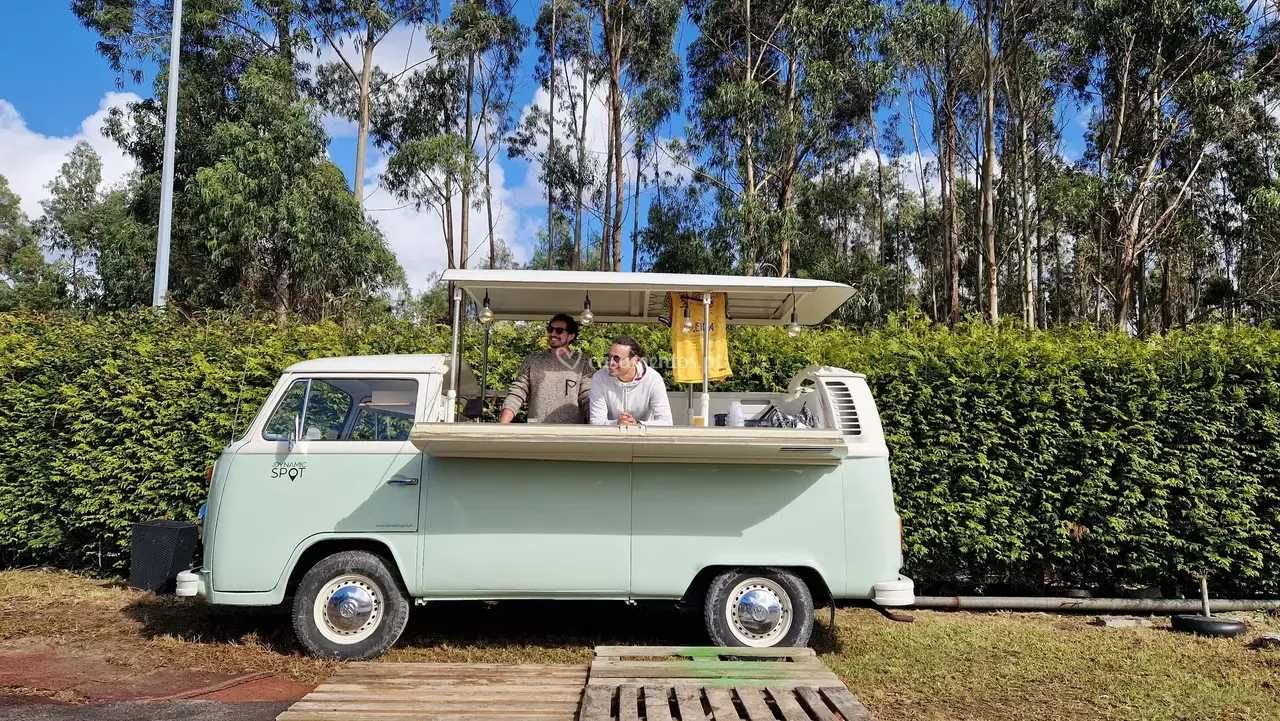 Carrinha pão-de-forma VW T2 1975 - o bar perfeito para as tuas festas!