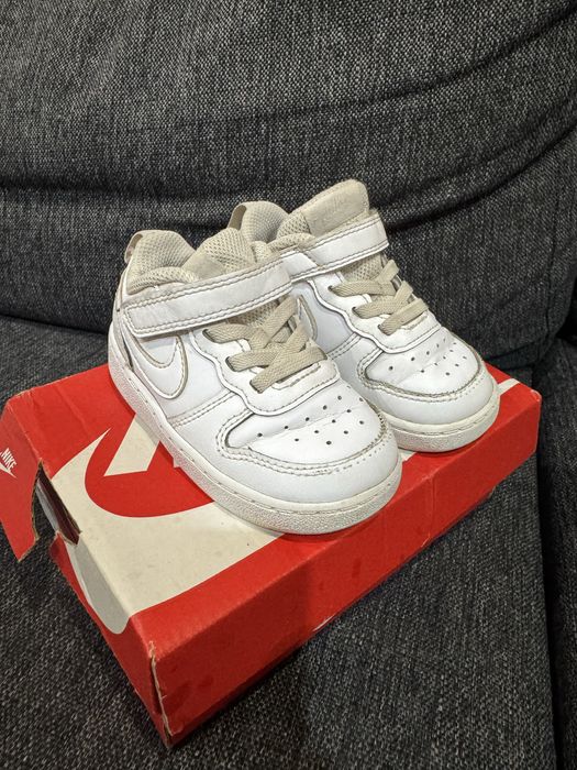 Кросівки nike jordan та білі