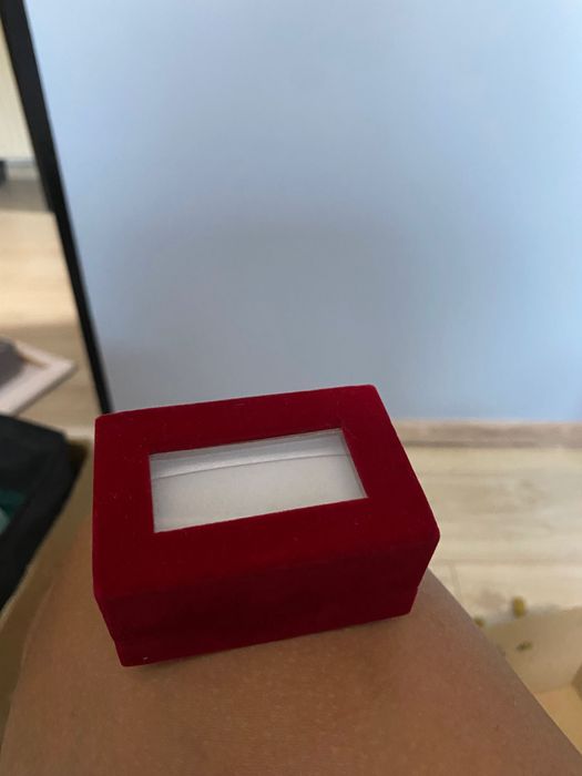 Czerwone pudełko na obrączki