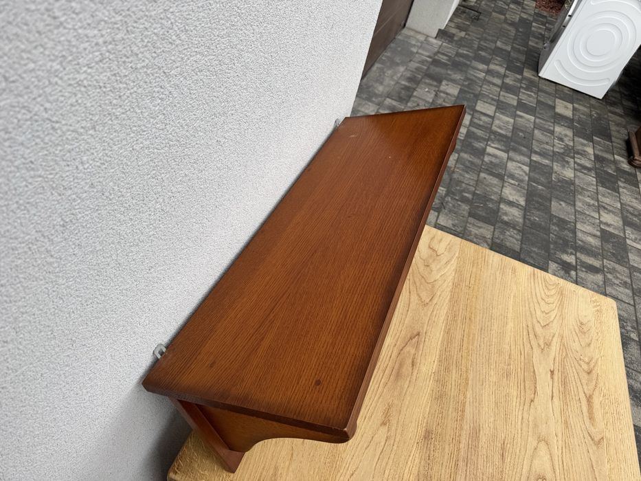 Дубова настінна вішалка привезена з Нідерландів.