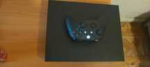 XBOX ONE X 1TB pad jest oklejony folią karbonową