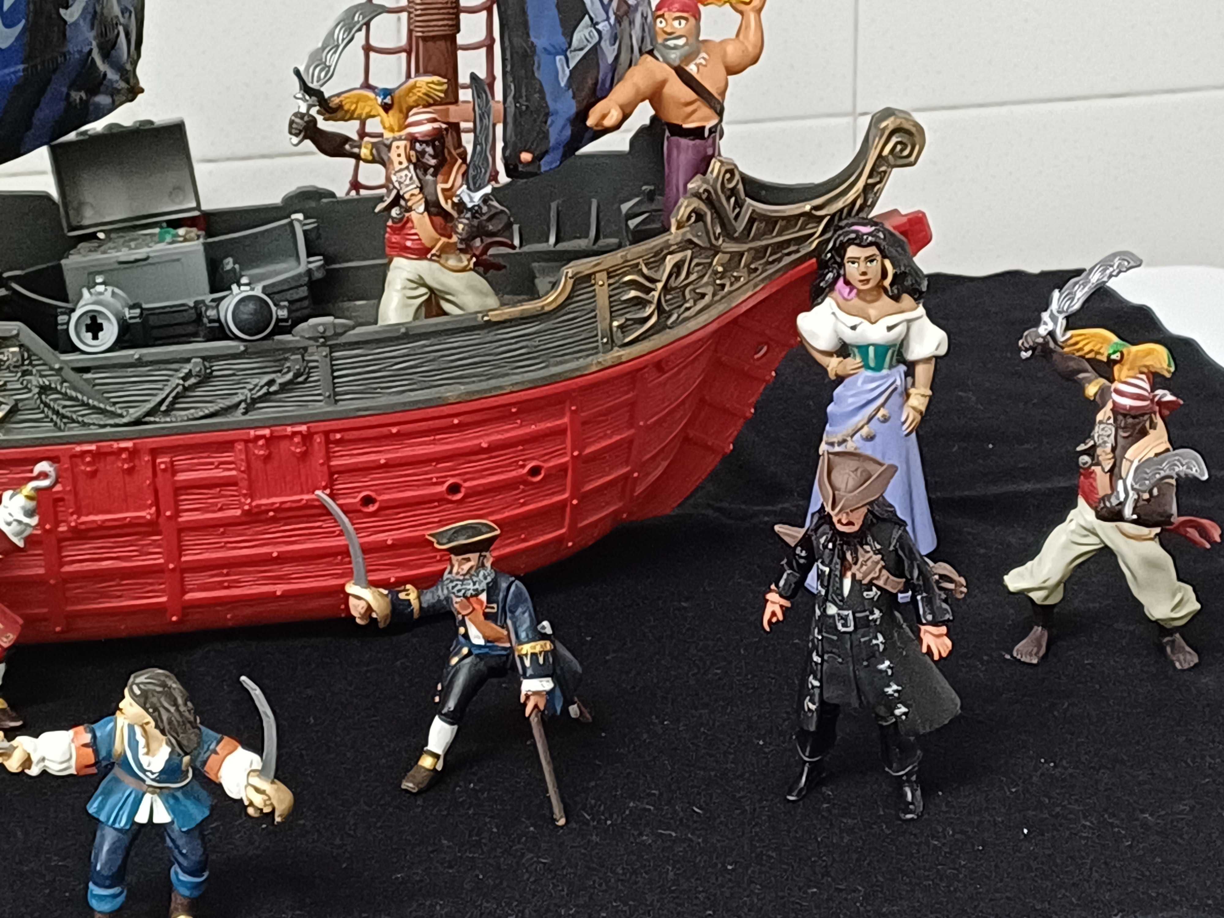 Barco Pirata com 13 figuras, 2 canhões, bote com baú do tesouro