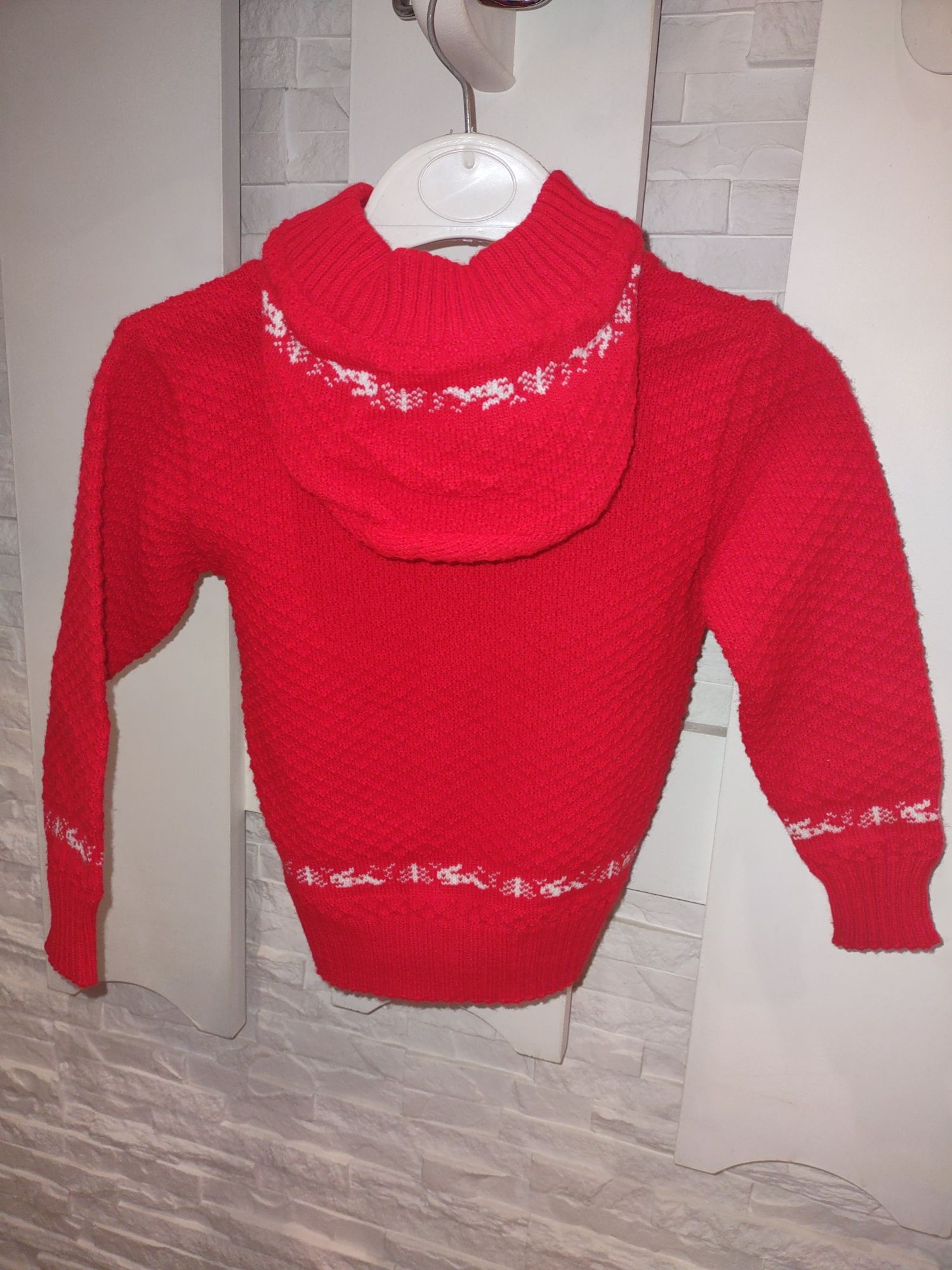 Sweterek czerwony rozpinany z kapturkiem