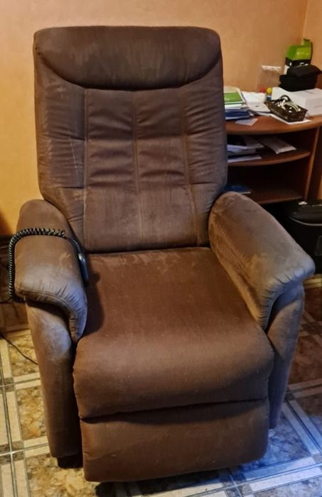 Fotel elektryczny z funkcją pomocy wstawania / fotel