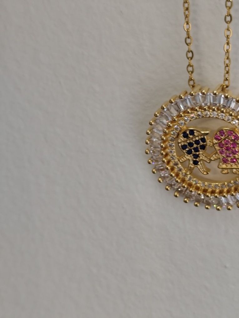 Colar dourado com menina e menino