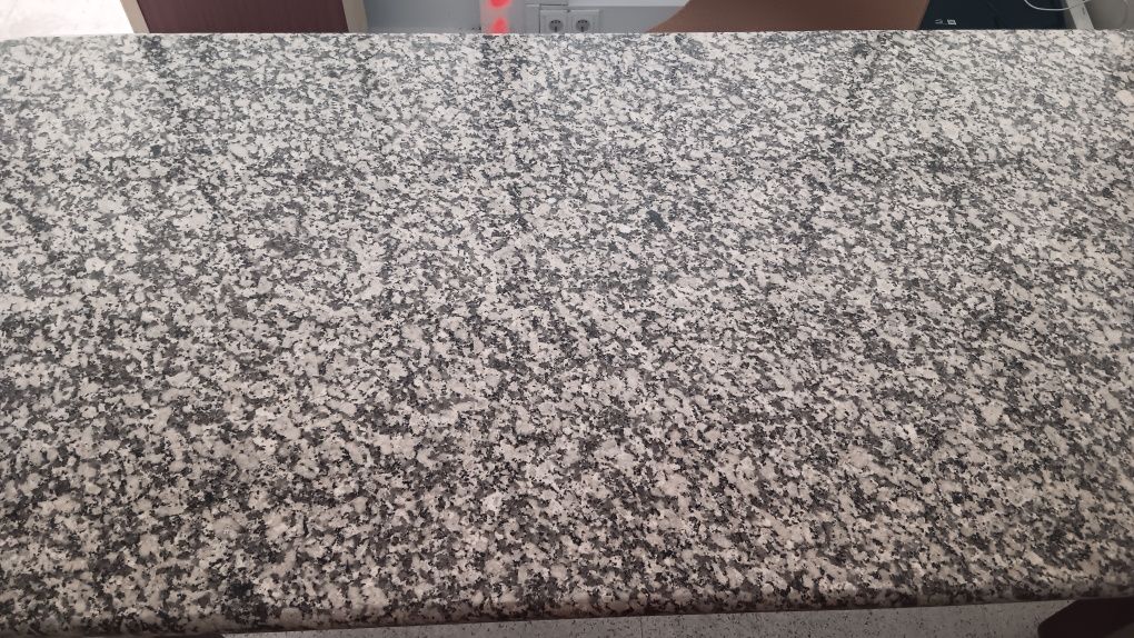 Mesa com tampo em pedra