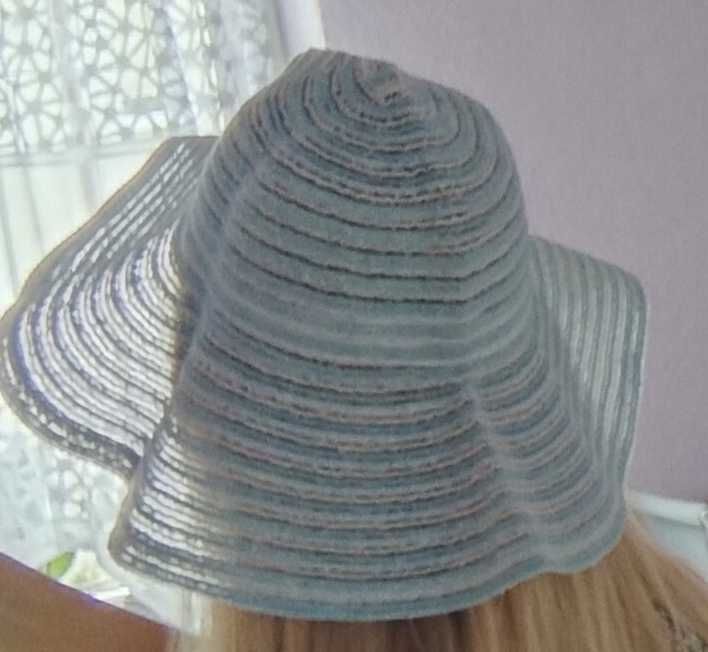 Piękny kapelusz błękitno biały