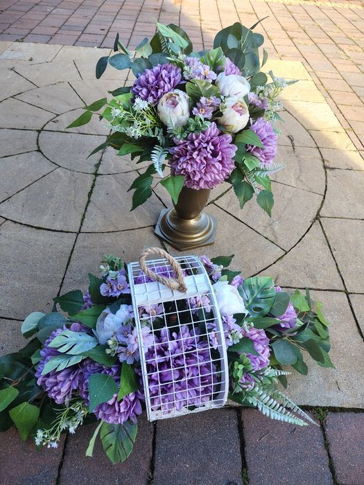 Zestaw nagrobny w drewnianej osłonce koło, stroik, kompozycja nagrobna