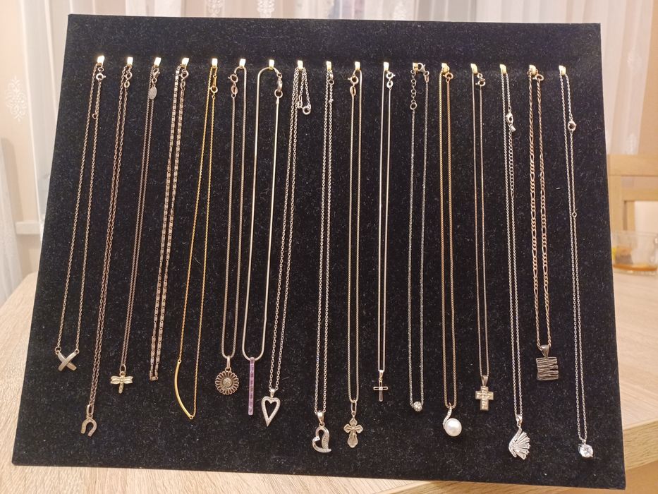 Srebrne łańcuszki z zawieszkami przeróżne.