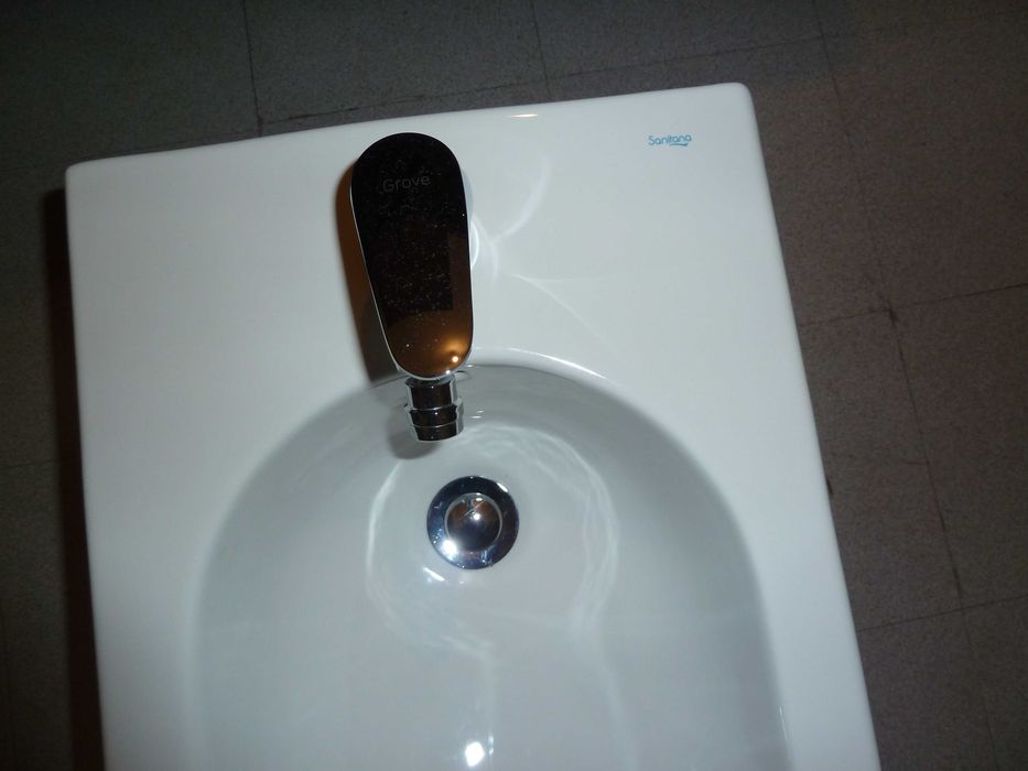 conjunto bidé e torneira