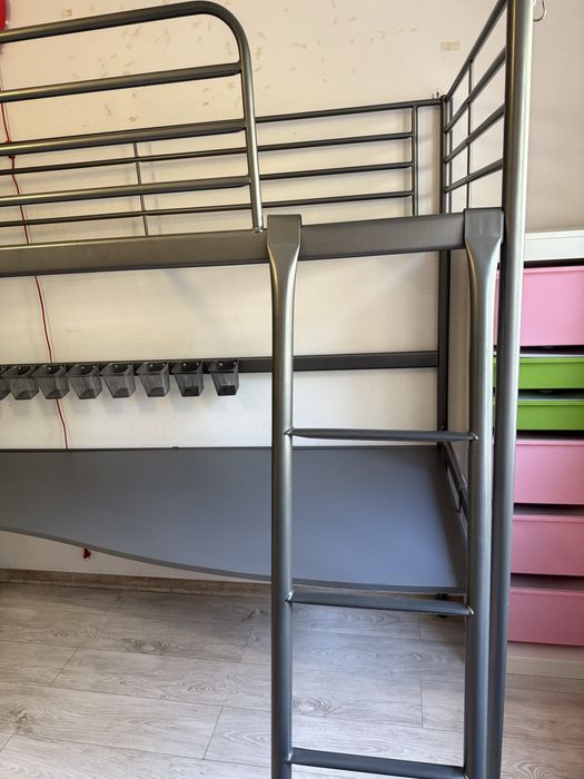Łóżko piętrowe z biurkiem svärta ikea .