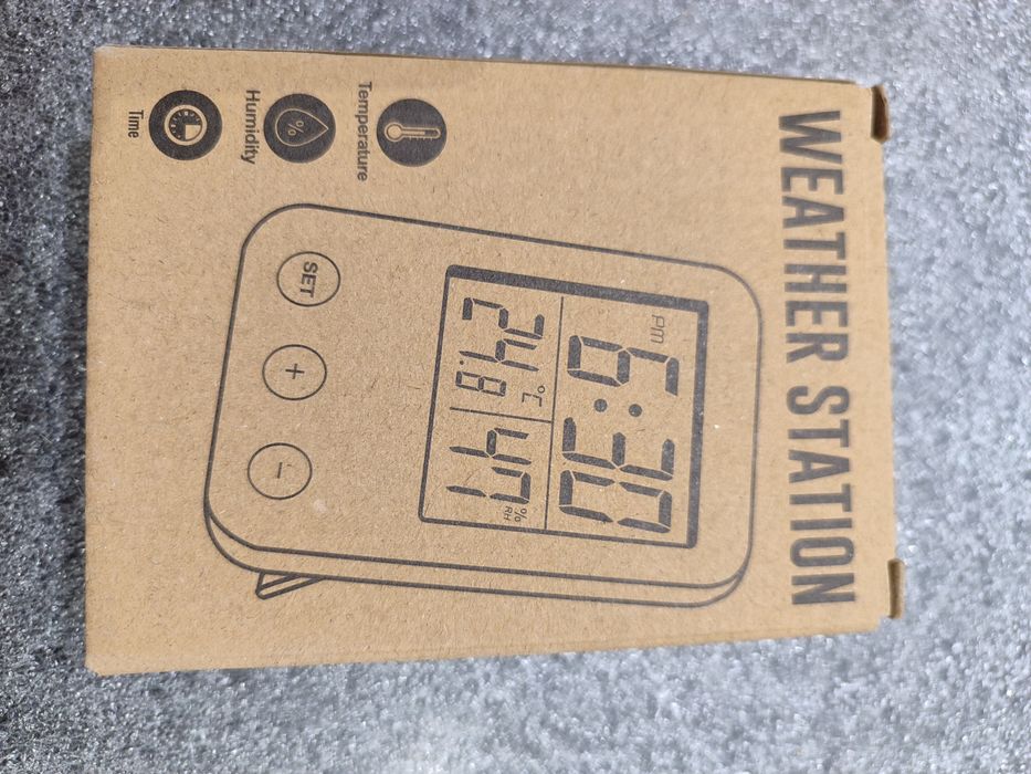 Метеостанція з годинником, інформацією про температуру та вологість, б