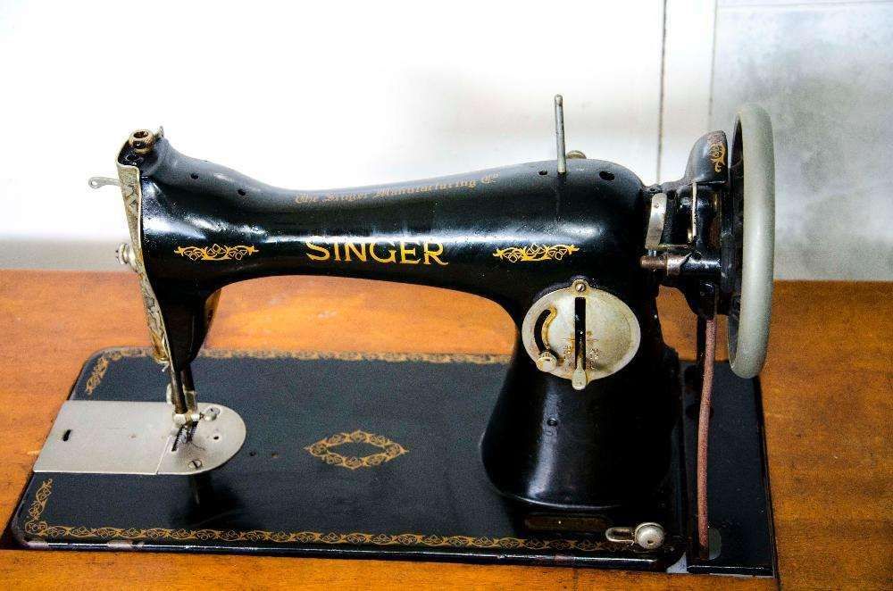 Maquina de costura Singer funcional com mais de 70 anos