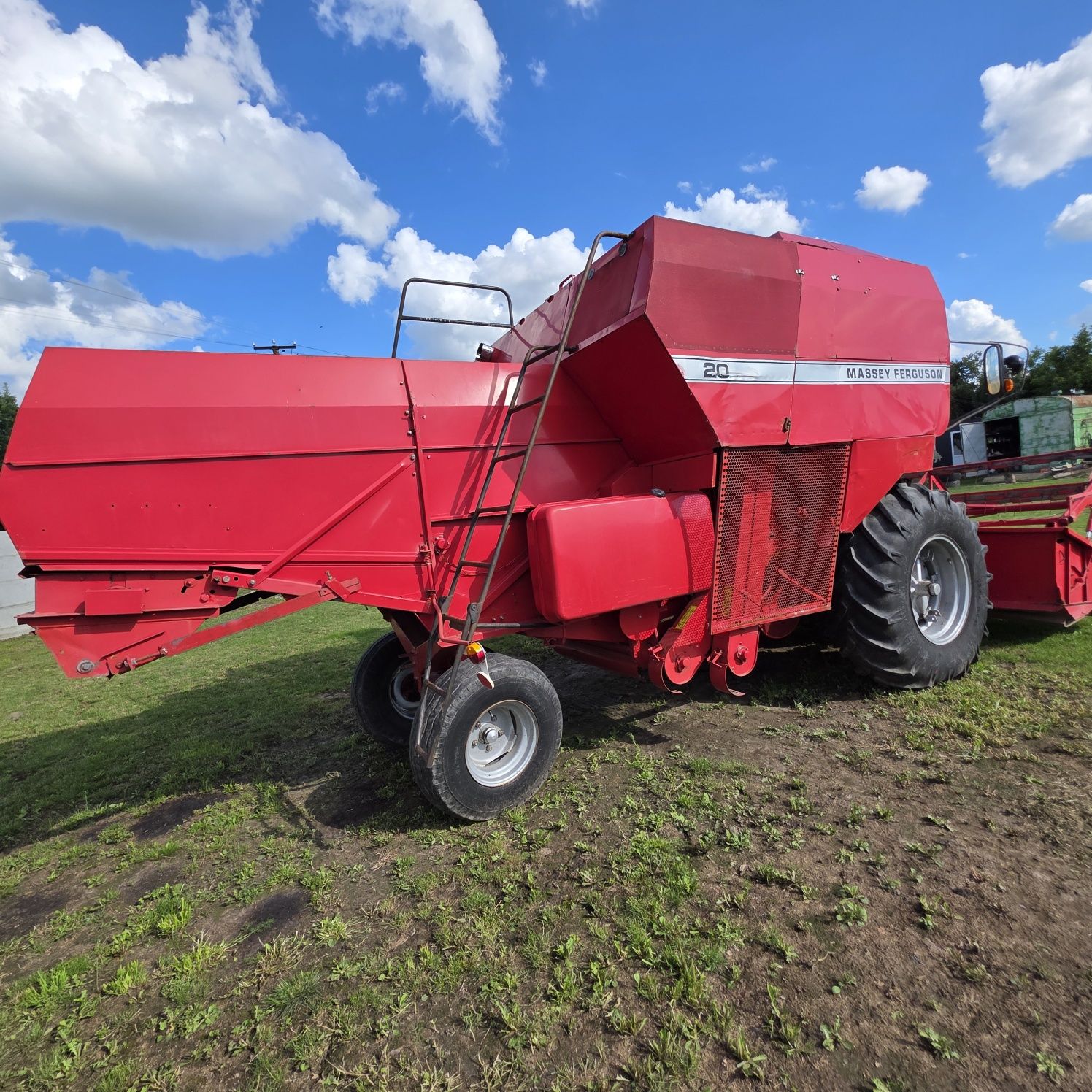 Комбайн зерно збиральний Massey Ferguson 20 з Фінляндії