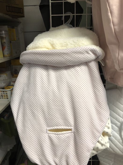 Śpiworek z przecięciami na pasy do fotelika samochodowego dla noworodk