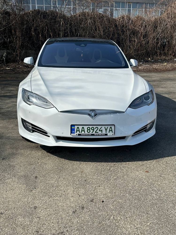 Tesla model S 2014 року