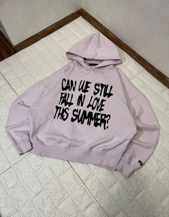 розовая кофта с принтом