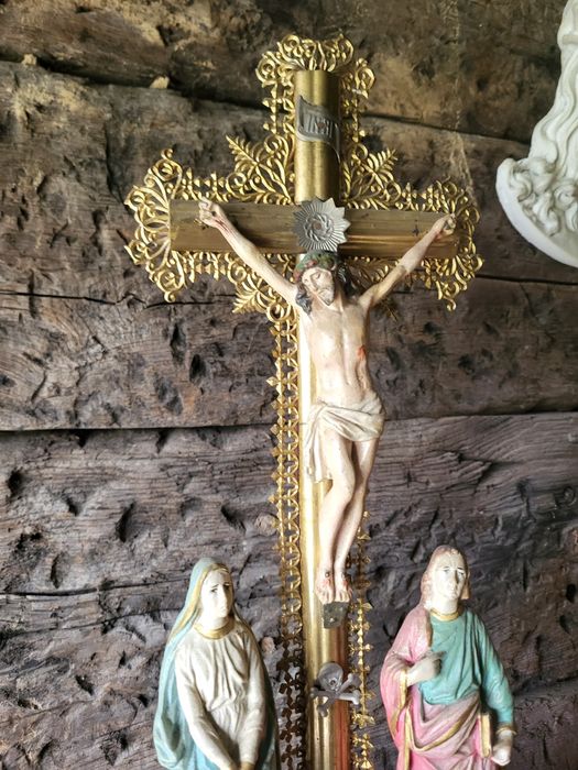 Piękny krzyż z figurami Maryja I Święty Jan pasyjka