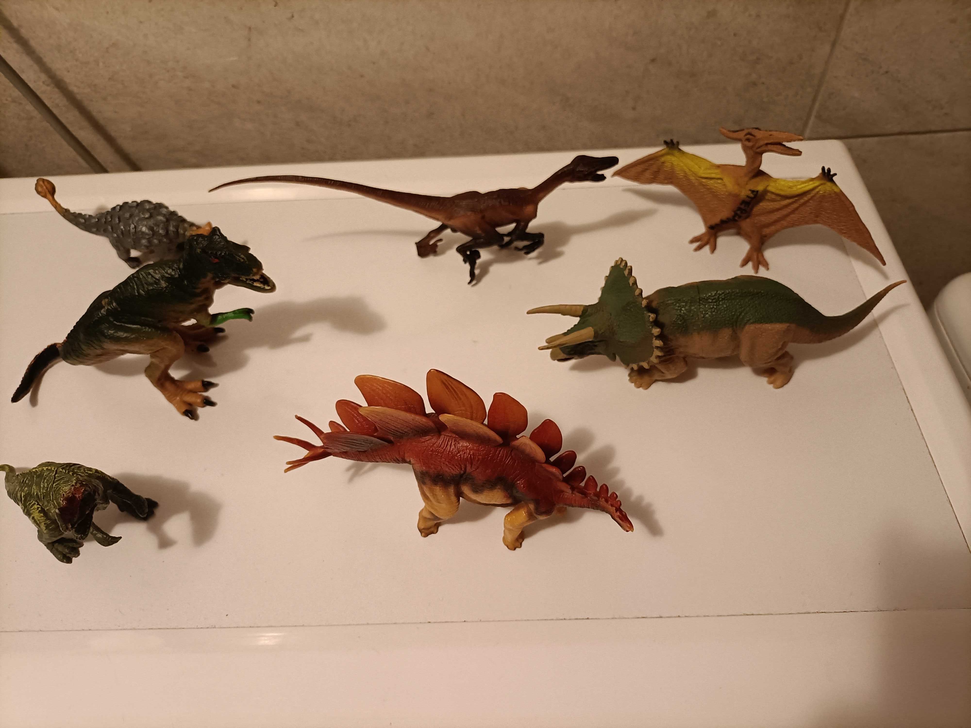 Zestaw figurek dinozaurów