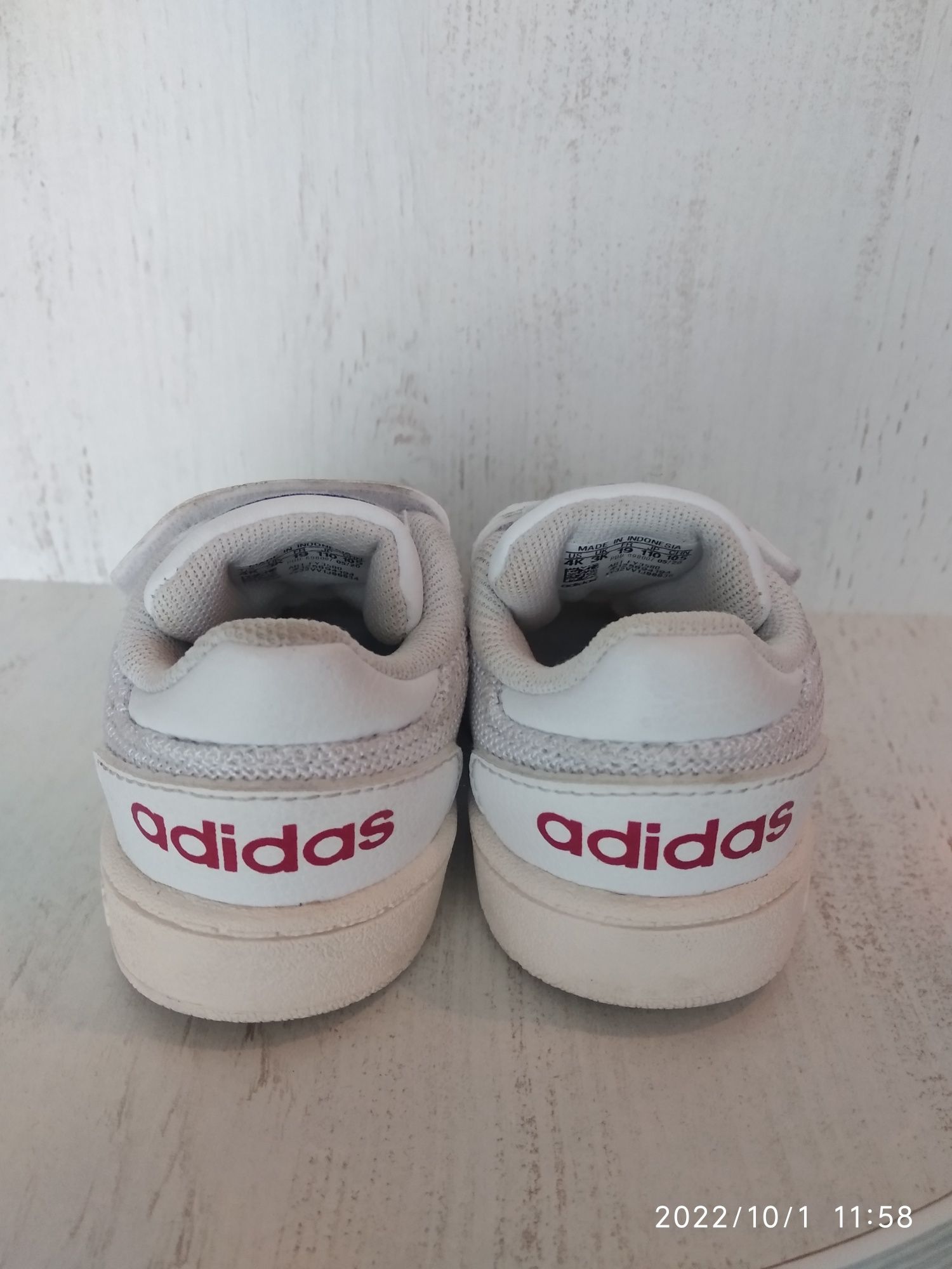 Кросівки дитячі Adidas.