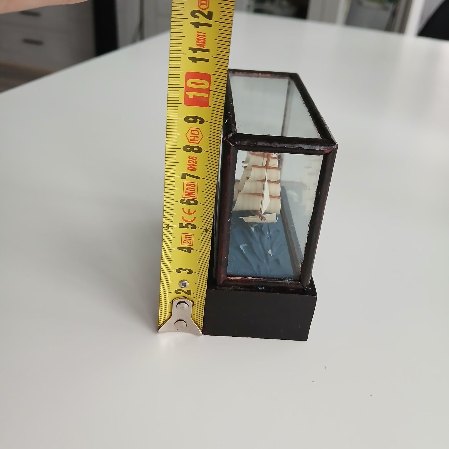 Żaglowiec drewno + gablota model łodzi.