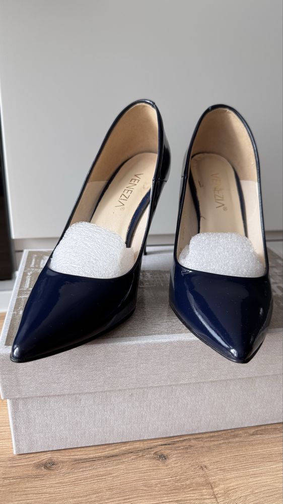 Buty VENZIA czółenka skórzane, lakierowane granatowe, rozmiar 38
