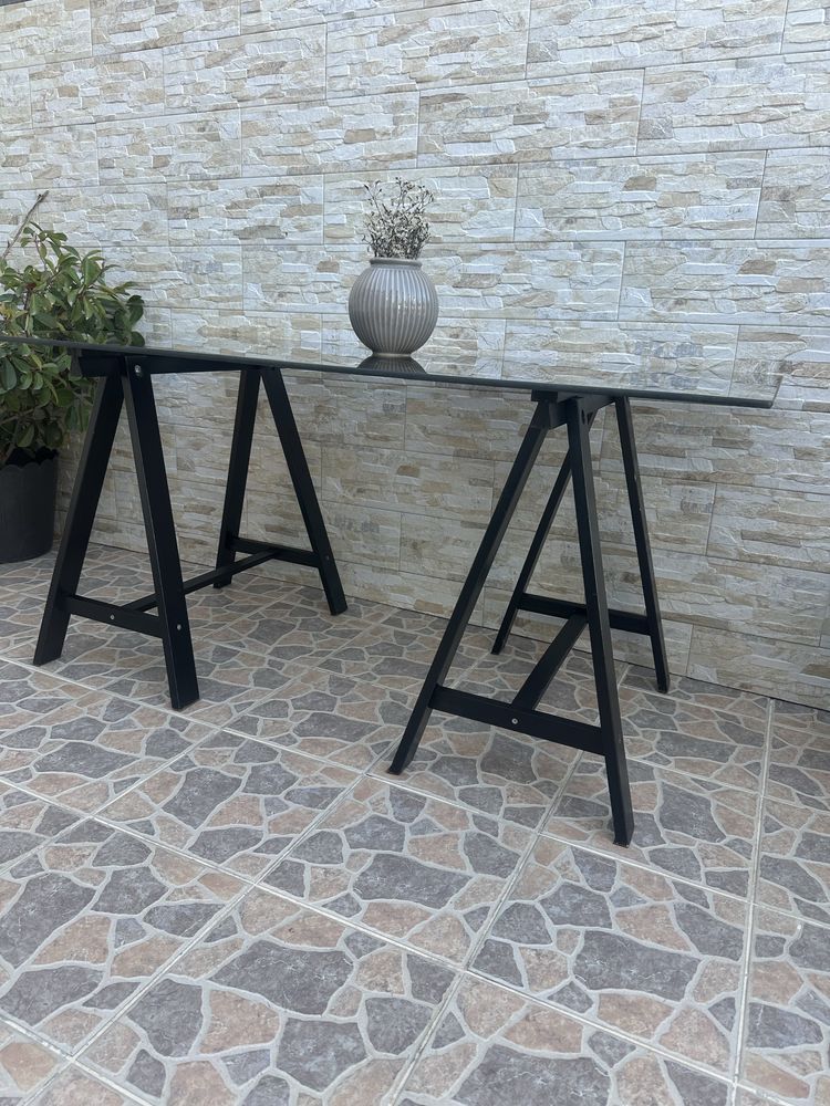 Mesa de vidro com desenhos