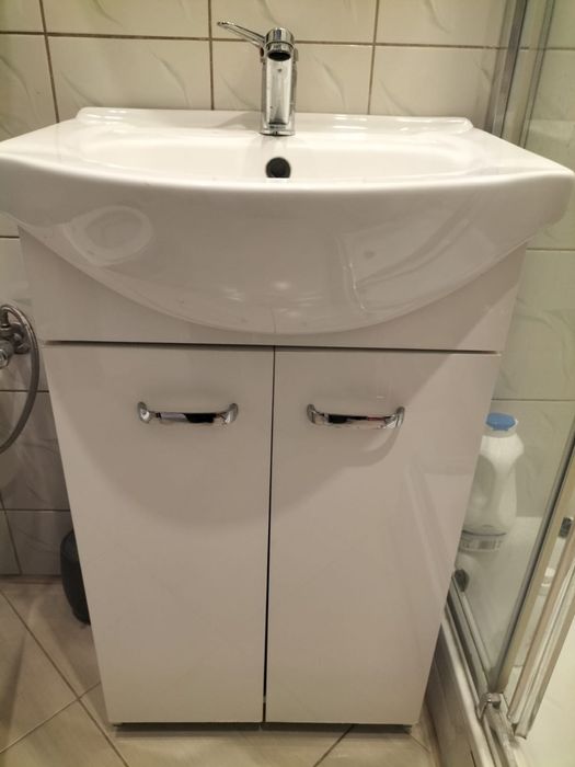 Szafka z umywalką + wisząca szafka z lustrem do łazienki